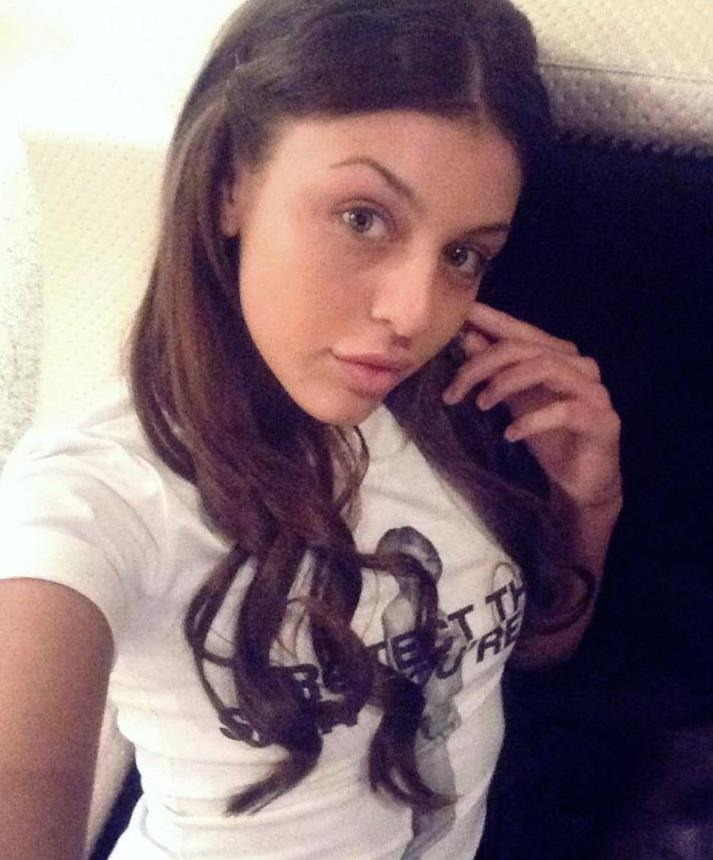 Емили Шишкова от „Ергенът: Любов в рая“ пребила съученичка с палка