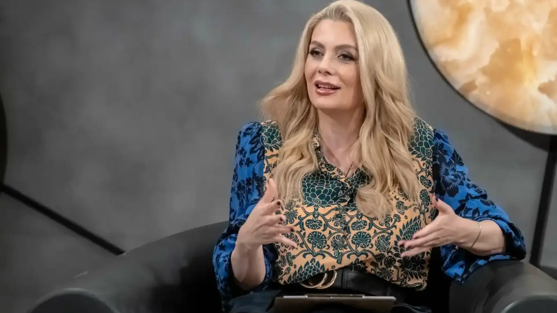 ИСТИНАТА ЛЪСНА: Венета Райкова не е болна, а жестоко обидена. Вижте защо