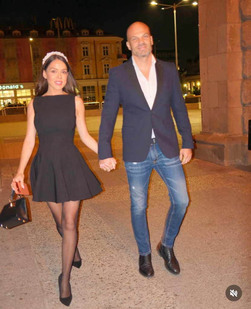 Обвиниха Теа Минкова в некоректно отношение. Сестра ѝ носи аксесоар изпратен с цел реклама, която така и не са направили (Снимки)