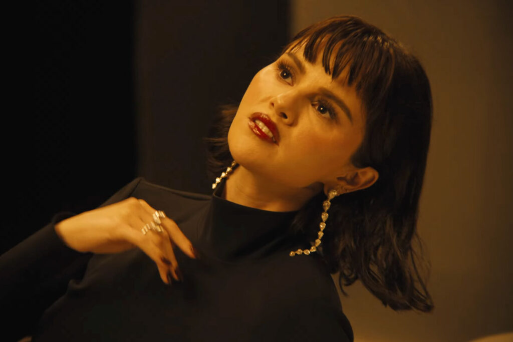 Граймс не си замълча и ИЗБУХНА срещу хрейтърите на новото видео на Селена Гомес (Снимки)