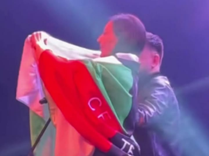 Цеца скандализира на концерт в Северна Македония – развя българското знаме в град Велес (Видео)