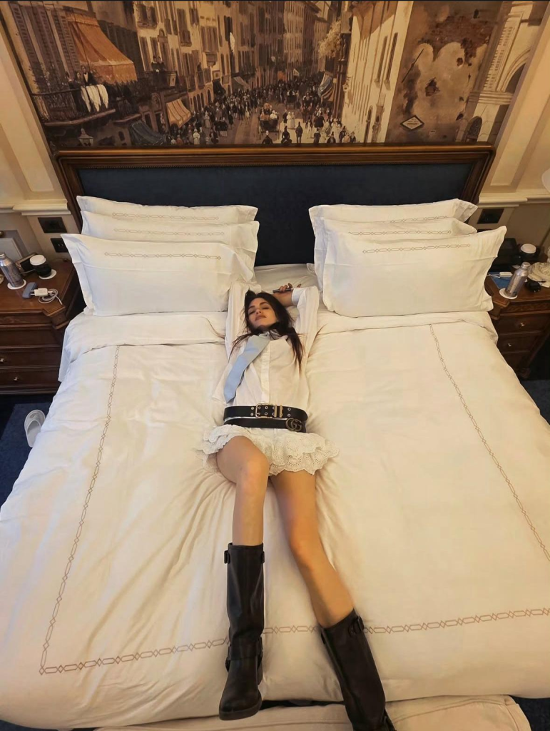 Даниел Петканов качи снимки на любимата си Глория Петкова в леглото. Вижте ги