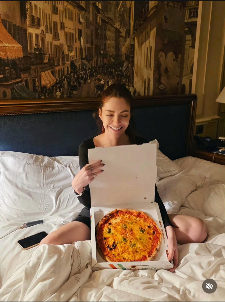 Даниел Петканов качи снимки на любимата си Глория Петкова в леглото. Вижте ги