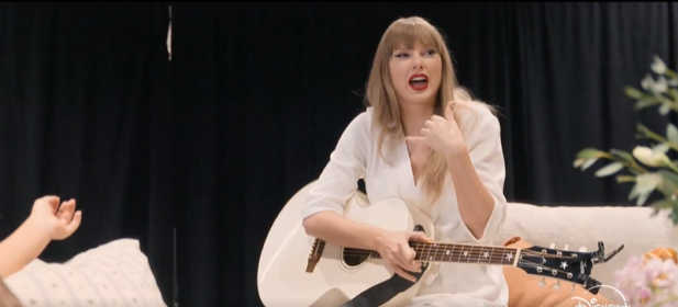 Майката на Тейлър Суифт коментира връзката ѝ с Травис Келси в документалната поредица „Eras Tour“ (Видео)