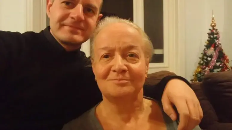 Семейството на Алена се сбогува с нея. Синът ѝ Мартин