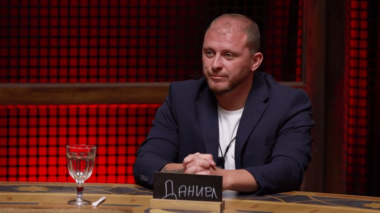 Народът срещу Бачорски: „Поне бившата му жена успя да се появи на протеста – за разлика от сегашната, която очевидно е на извънредна мисия да документира анцуга с пайети от всеки възможен ъгъл“