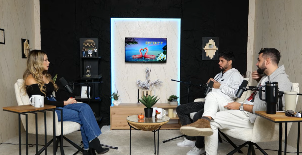 Виктор и Кристина от „Ергенът: Любов в рая“ живеят заедно в дома му, където е канил Дениз, докато е пазил гащите на бившата си