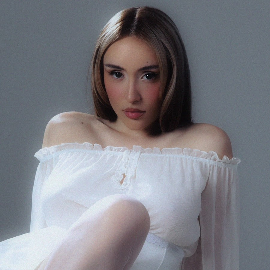 Дара Екимова пише „Stunner”, която е седма в класацията на Billboard за най-добра К-поп песен. Вижте я