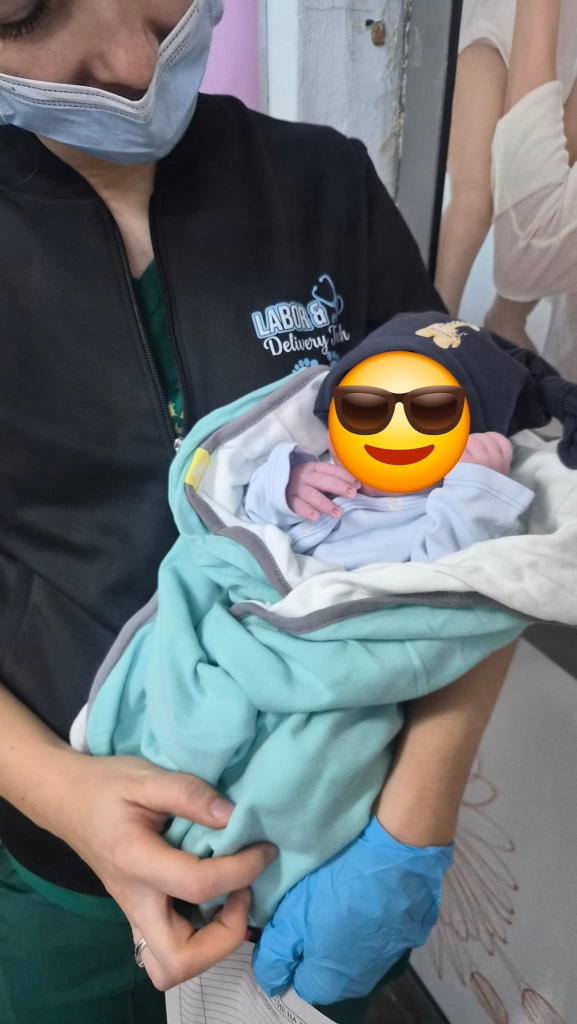 Лора Караджова роди третото си дете и му посвети стих (Снимки)