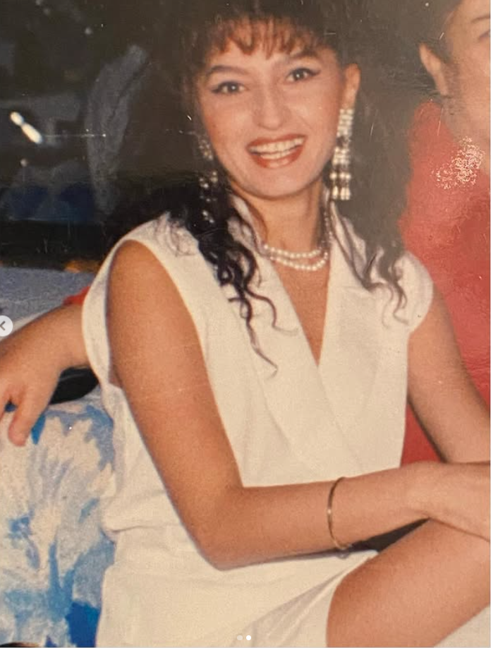 Няма да я познете! Вижте Есил Дюран на абитуриентския й бал, преди всички подобрения 