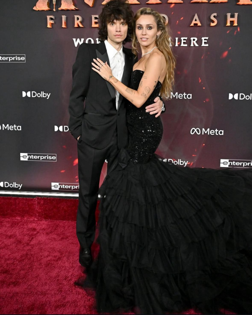 Майли Сайръс се сгоди за Макс Морандо. Вижте всичко за пръстена ѝ 