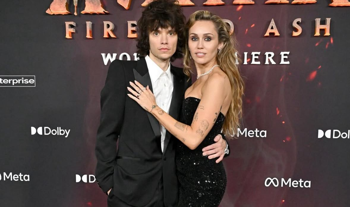 Майли Сайръс се сгоди за Макс Морандо. Вижте всичко за пръстена ѝ (Снимки)