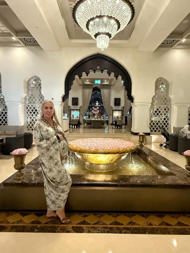  Антония Петрова се трансформира в дубайска принцеса дни преди да роди 