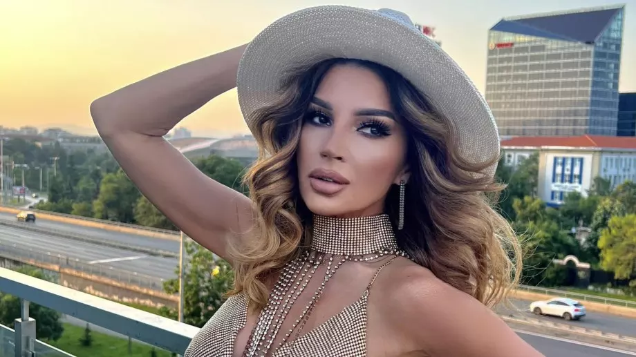 Няма да я познете! Вижте Есил Дюран на абитуриентския ѝ бал, преди всички подобрения (Снимки)