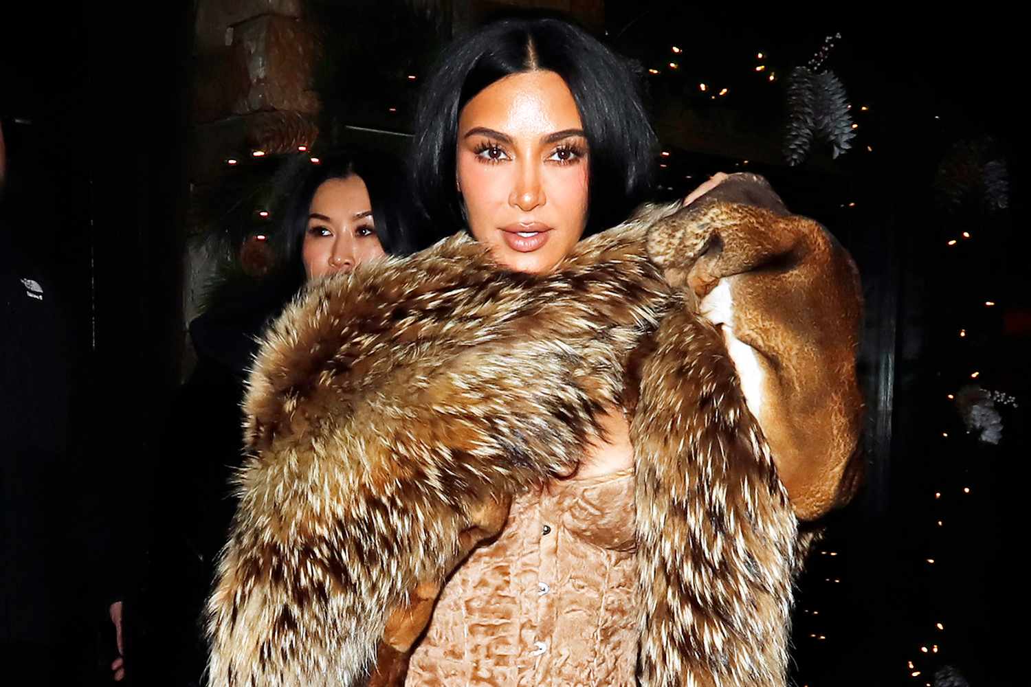 „Това не е лукс, това е отвратително“: Ким Кардашиян облече дизайнерско кожено палто за 7500 долара в Аспен след скандала с PETA