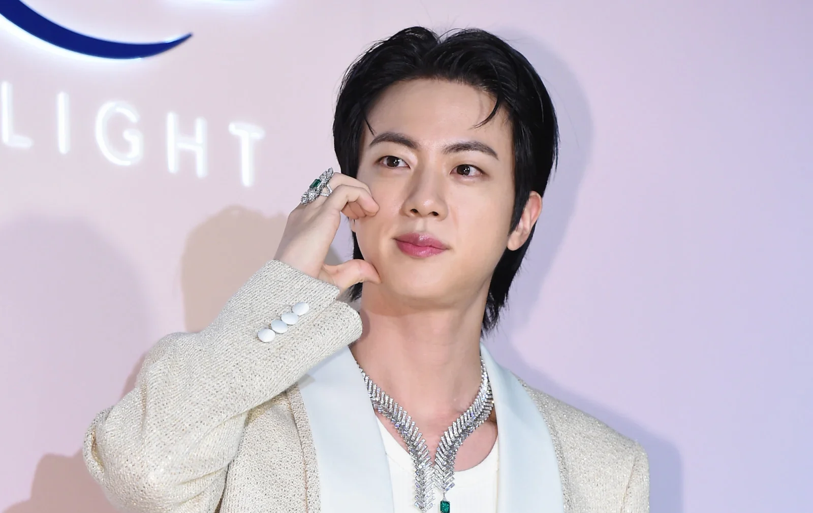 Джин от BTS поздрави феновете си за Китайската Нова година със зимна приказка