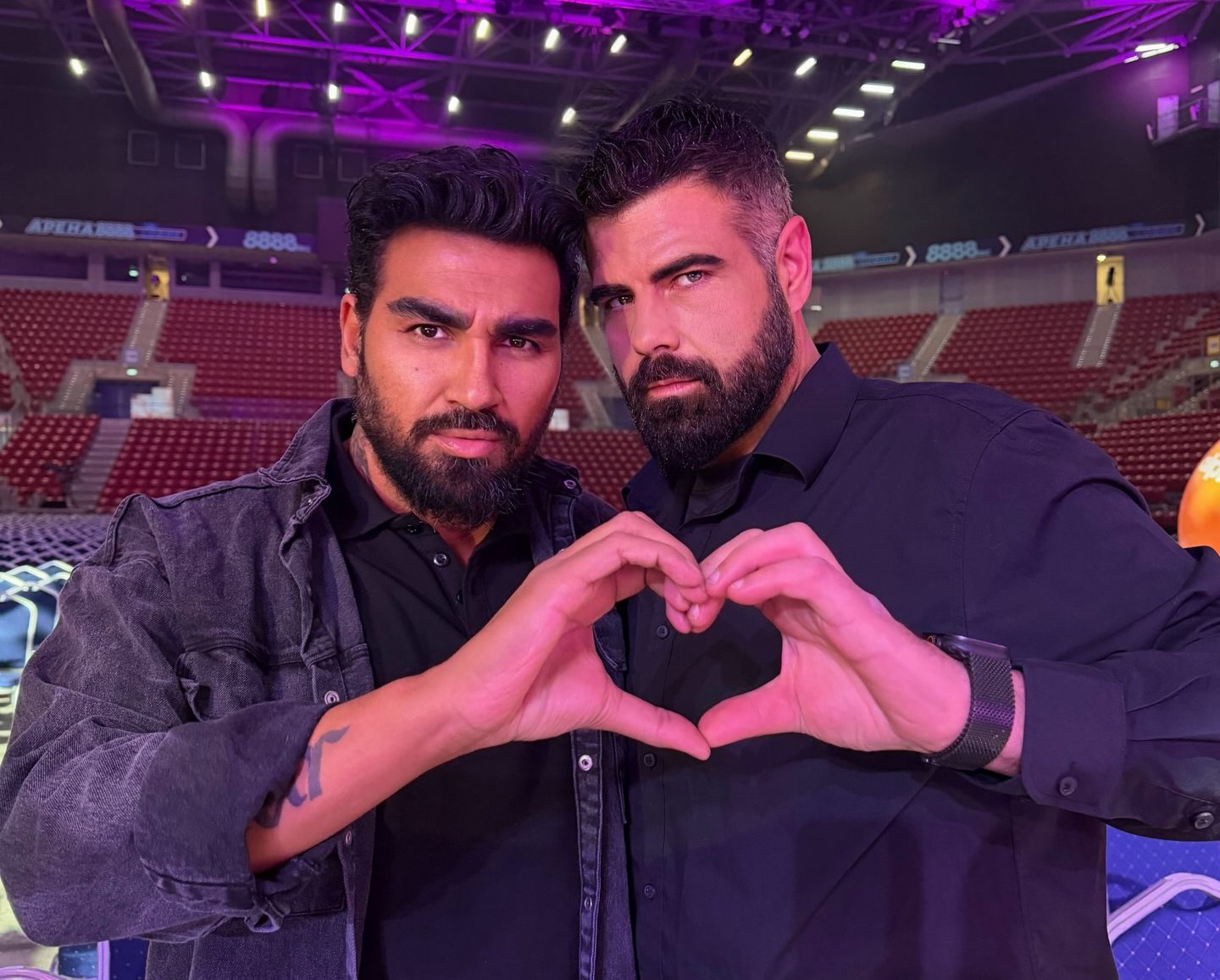 Азис показа на всички: Мъжът му не е изкуствен интелект. Фенове съжаляват, че са посетили концертите му (Снимки)