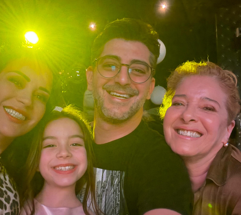 Горд баща: Дъщерята на Сашо Кадиев свири на пиано и пее пред публика (Снимки)