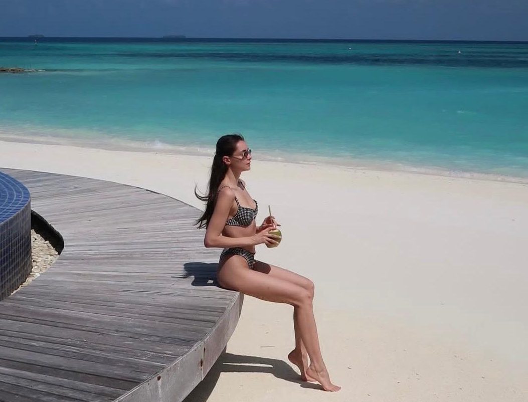 Валерия от „Ергенът“ посади кокосово дърво на Малдивите. С Ваньо Алексиев спят на отделни острови: „викам го само да ме снима“