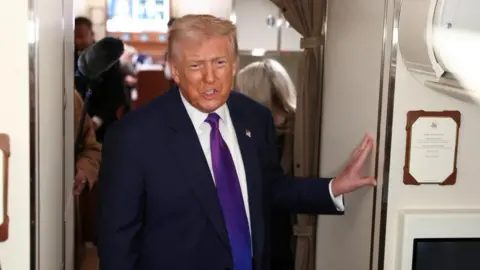 Доналд Тръмп отвлича вниманието от скандала с педофила Епстийн.