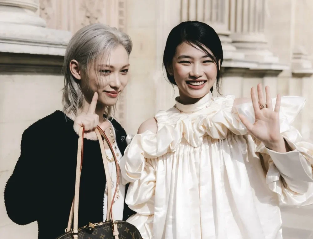 Лиса от БЛЕКПИНК и Феликс от Стрей Кидс се срещнаха на ревюто на Louis Vuitton в Париж