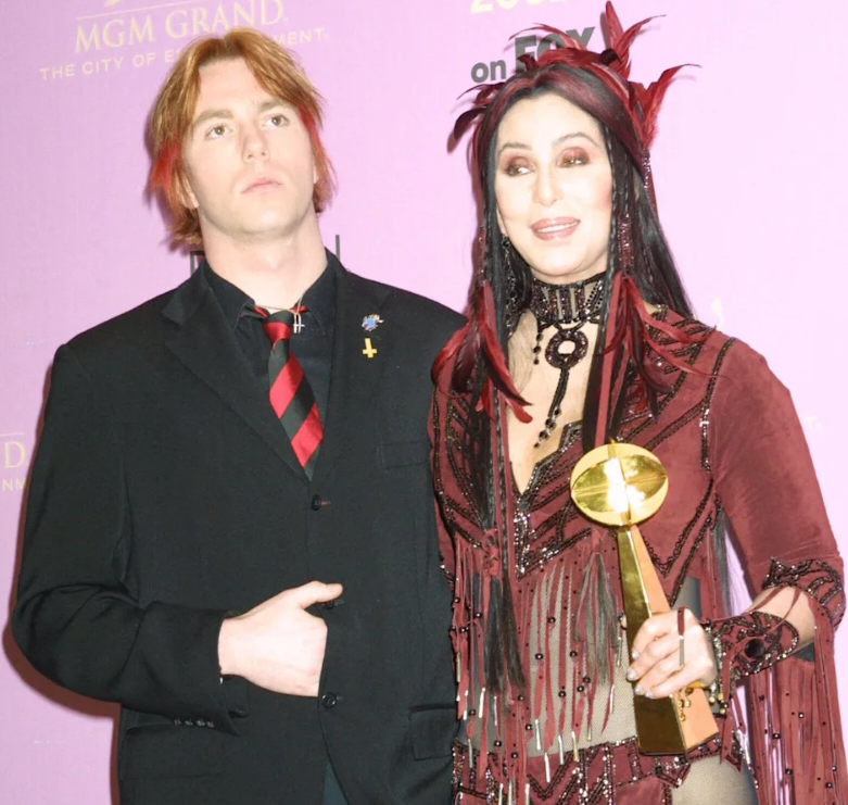 Синът на Шер е арестуван за нападение в начално училище в Ню Хемпшир