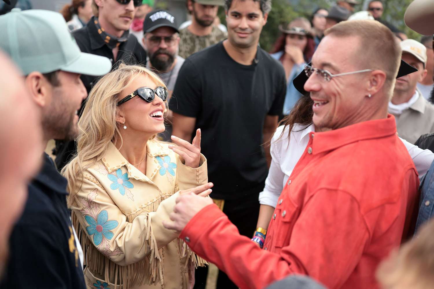 Сидни Суини танцува качена върху Скутър Браун на Stagecoach Festival (Видео)