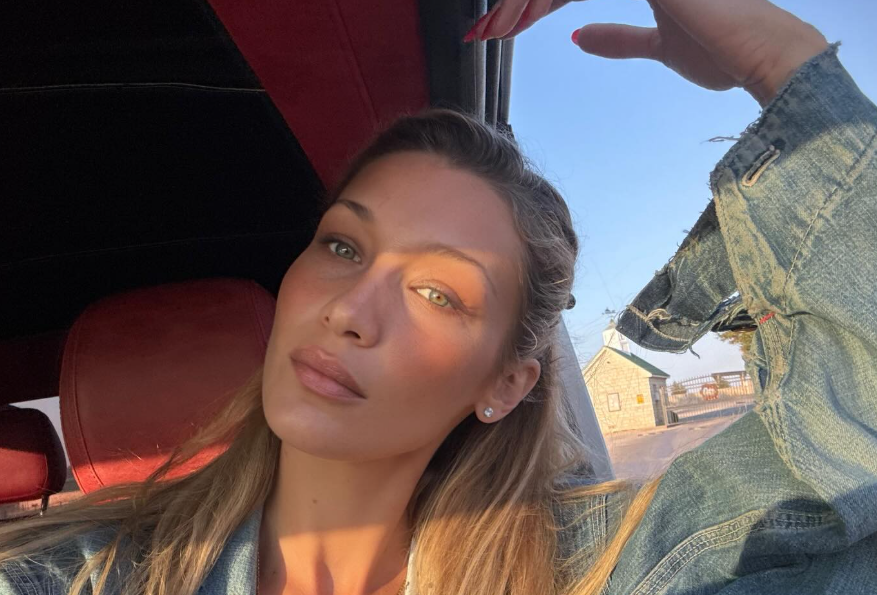 Бела Хадид издава мемоарите си с невиждани досега снимки