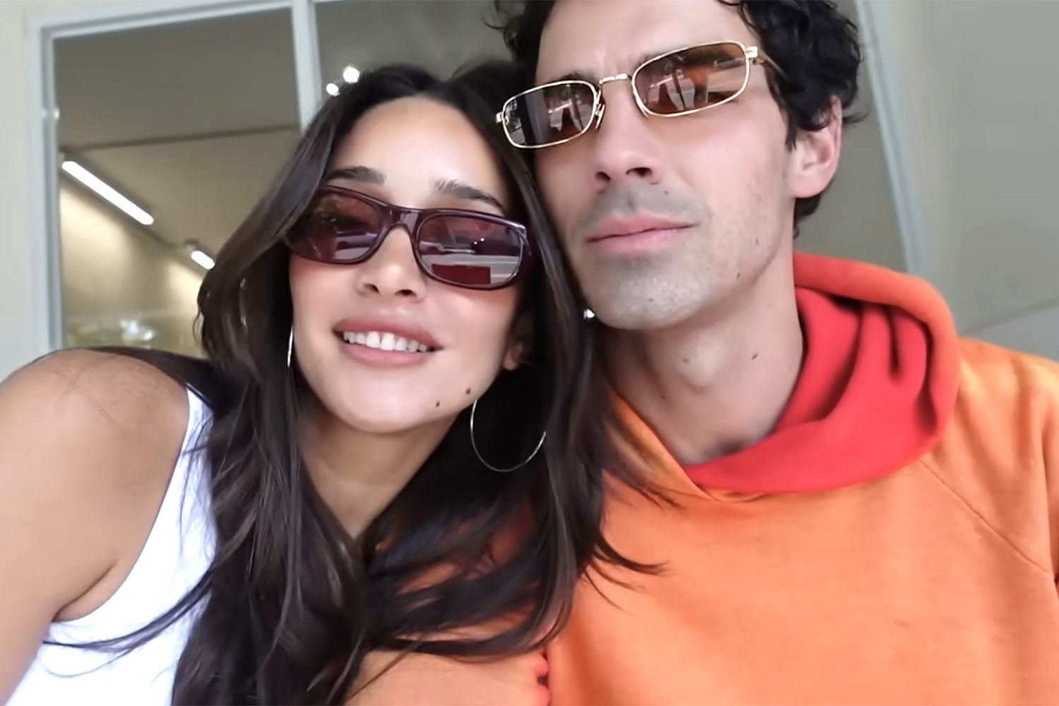 Джо Джонас официално с ново гадже след развода със Софи Търнър (Снимки)