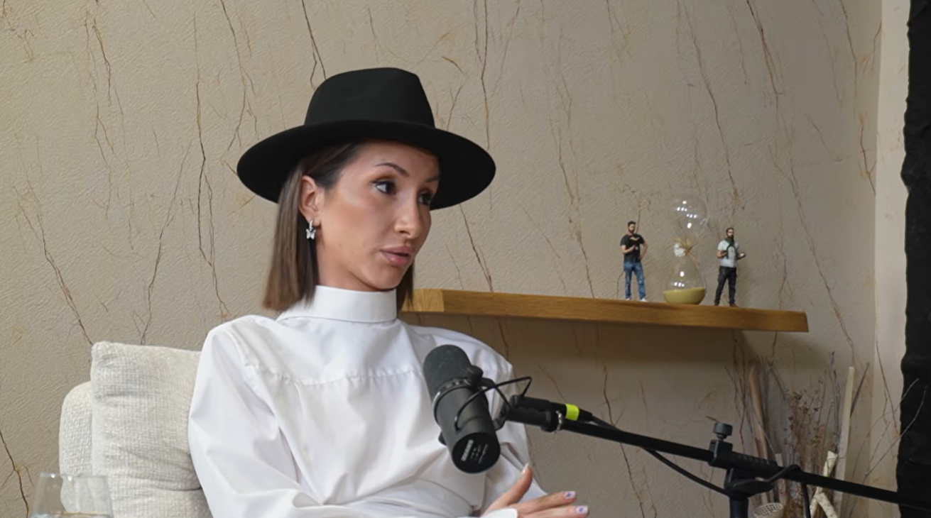 Мануела влиза в „Ергенът“ изцяло за Стоян. Смята Крис за „дъртак“, а Марин – за суетен